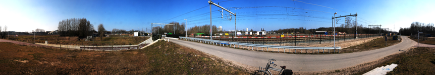 827946 Panorama van de spoorlijn Utrecht-Arnhem te Utrecht, ter hoogte van Tussen de Rails, met links het viaduct van ...